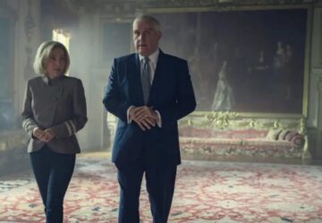 cena do filme da Netflix sobre a entrevista do príncipe Andrew à Emily Maitlis, da BBC, no Palácio de Buckingham