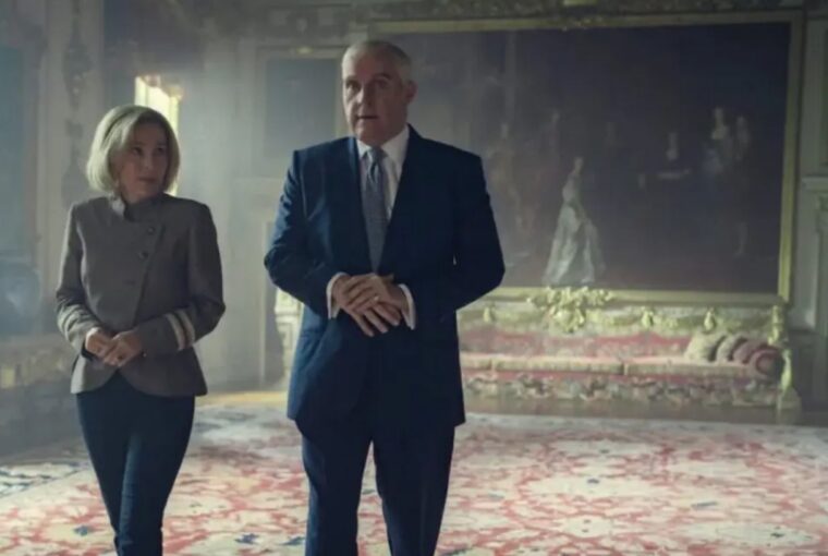 cena do filme da Netflix sobre a entrevista do príncipe Andrew à Emily Maitlis, da BBC, no Palácio de Buckingham