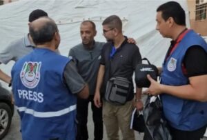 Jornalistas em Gaza recebem equipamentos de proteção distribuídos pelo Sindicato no início da guerra