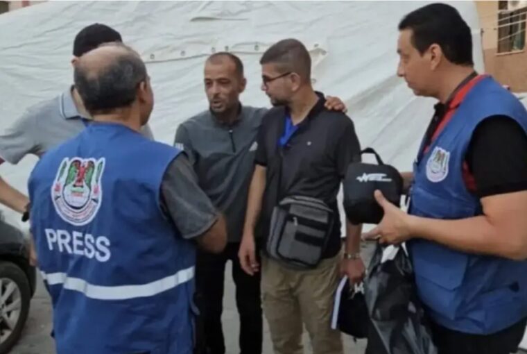 Jornalistas em Gaza recebem equipamentos de proteção distribuídos pelo Sindicato no início da guerra
