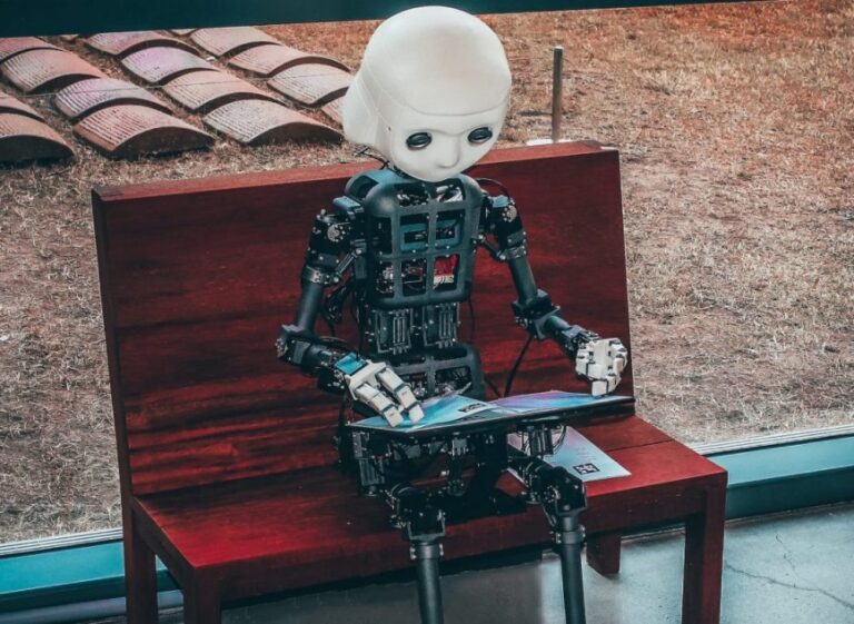 Robô escrevendo Inteligência artificial jornalismo