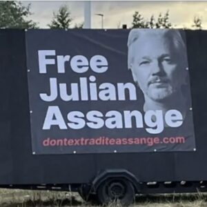 Painel em frente à penitenciária Belmarsh, Londres, onde Julian Assange está preso