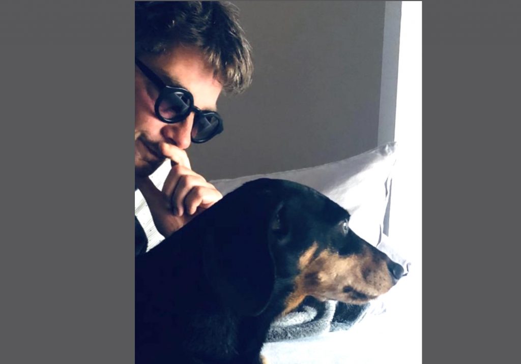Marco Goecke diretor de balé com cachorro fezes rosto jornalista