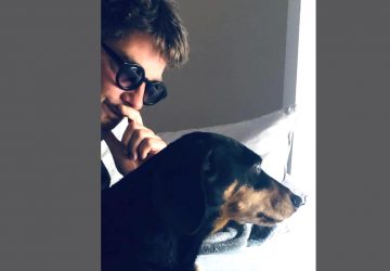 Marco Goecke diretor de balé com cachorro fezes rosto jornalista