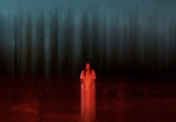 Mulher diante de floresta escura na Bélgica, foto finalista de concurso Jovem Fotógrafo Sony