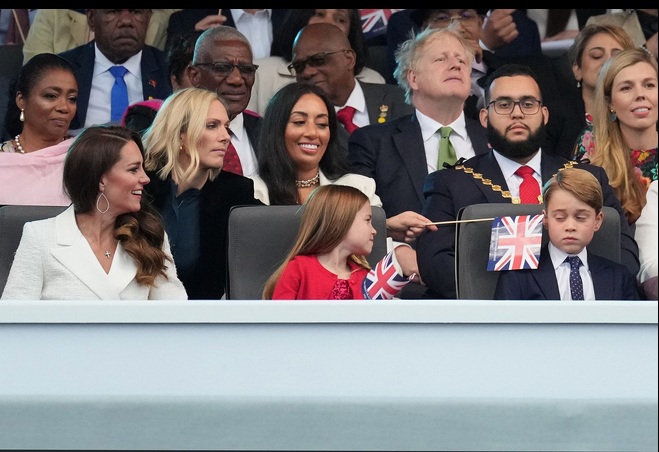 Príncipe George é cutucado com uma bandeira Londres