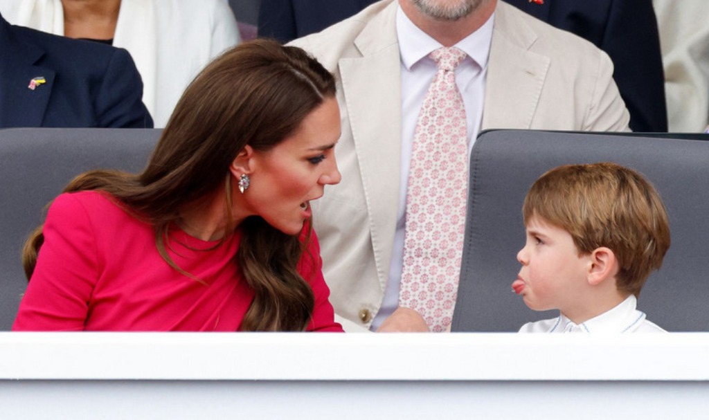 Foto do príncipe Louis fazendo careta com a mãe Kate quando a família real celebrou o Jubileu de Elizabeth II vencedora do prêmio fotojornalismo BPPA