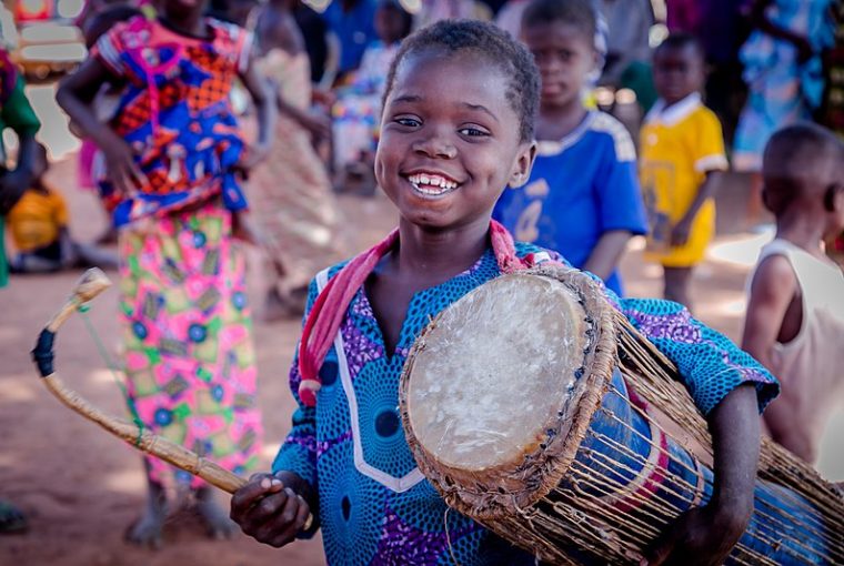 crianças tocando tambor Gana prêmio de fotografia
