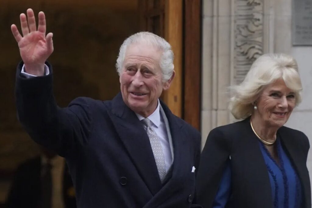 Rei Charles e Camilla, em foto divulgada pela familia real quando o monarca deixou o hospital onde corrigiu um problema na próstata