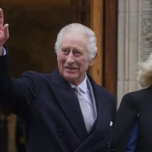 Rei Charles e Camilla, em foto divulgada pela familia real quando o monarca deixou o hospital onde corrigiu um problema na próstata