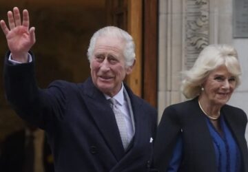 Rei Charles e Camilla, em foto divulgada pela familia real quando o monarca deixou o hospital onde corrigiu um problema na próstata