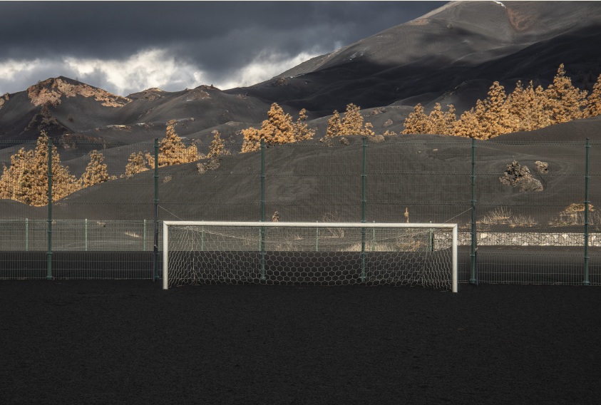 campo de futebol coberto pela lava do vulcão Espanha