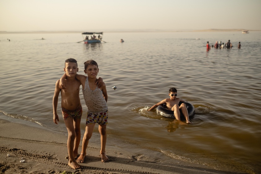 crianças no lago fotografia concurso