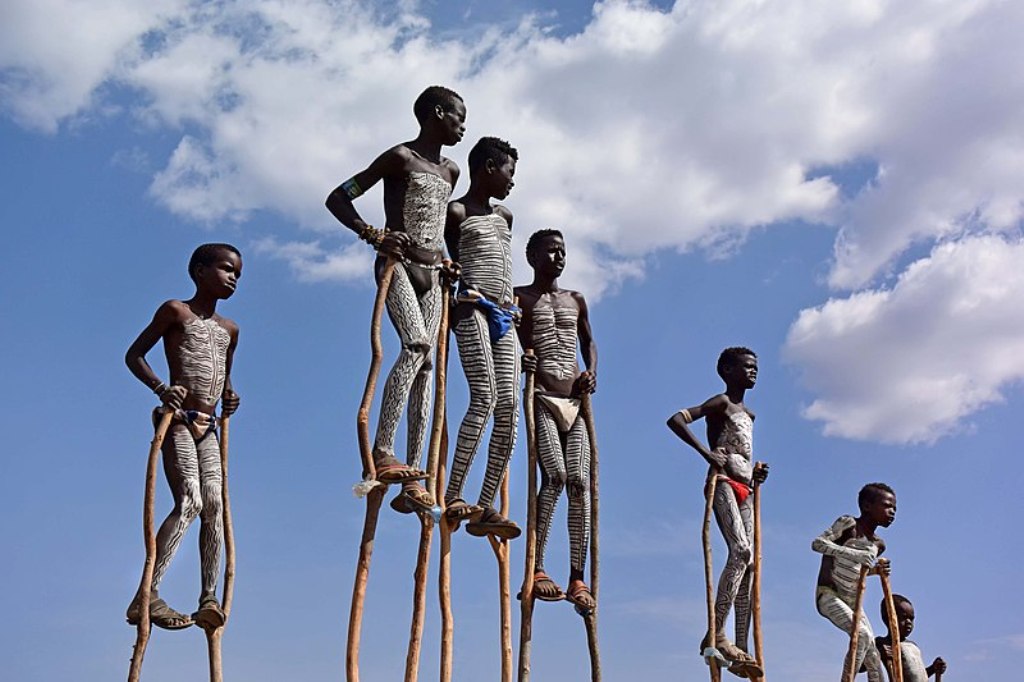 concurso de fotografia prêmio de fotografia Wiki Loves Folklore cultura popular crianças com perna de pau Etiópia