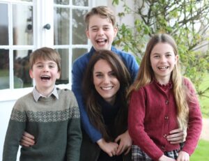 Kate Middleton, princesa de Gales, e filhos em Windsor, primeira foto após cirurgia