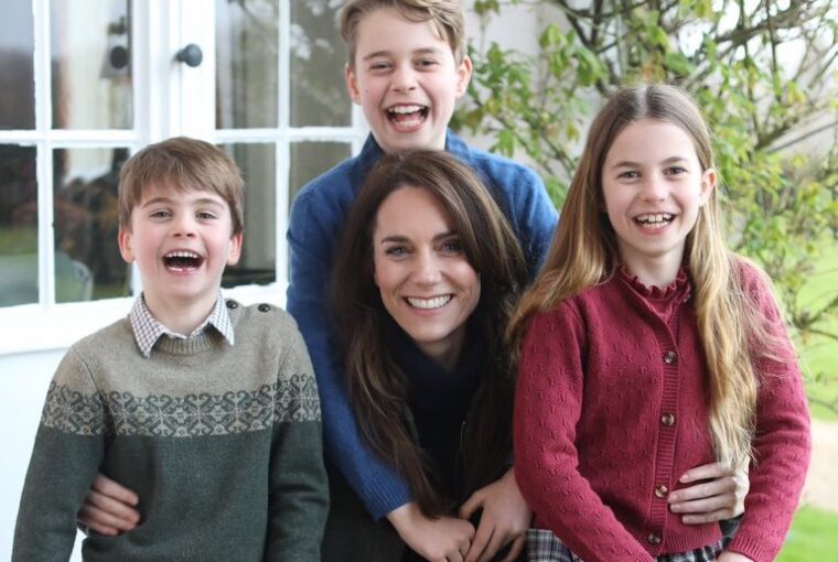 Kate Middleton, princesa de Gales, e filhos em Windsor, primeira foto após cirurgia