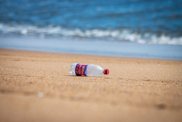 Garrafa plástica mar single-use plastic mudança climática conservação oceanos