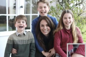 Kate Middleton e os filhos, em foto apontada como manipulada digitalmente