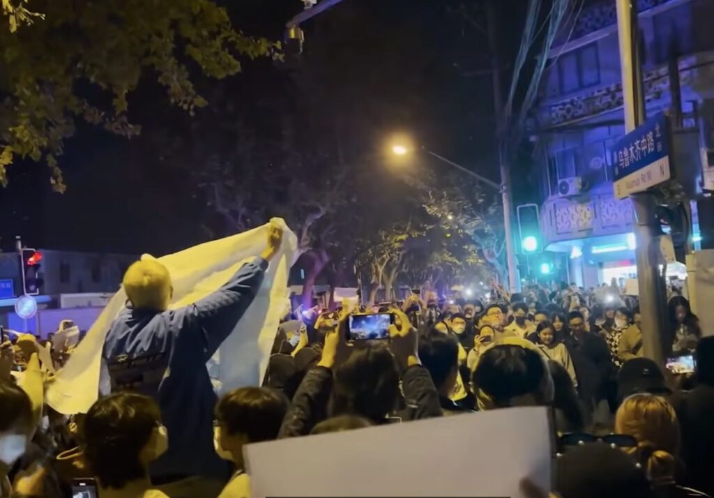 Cena de protesto dos papéis brancos na China