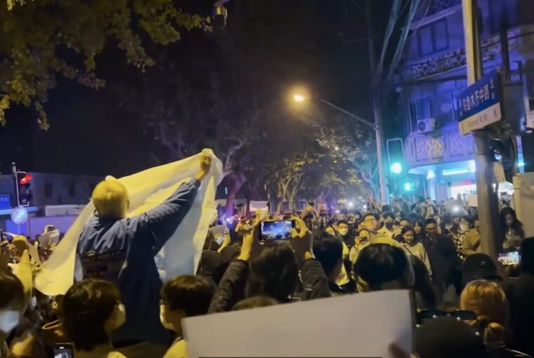 Cena de protesto dos papéis brancos na China