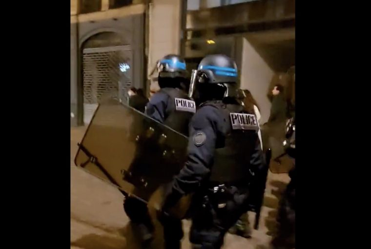 Policiais protestos jornalistas França agressão