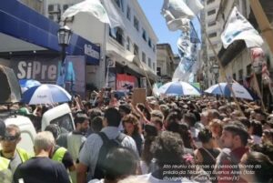 Ato em Buenos Aires contra fechamento de agência pública de notícias Télam por Javier Milei