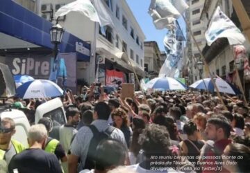 Ato em Buenos Aires contra fechamento de agência pública de notícias Télam por Javier Milei