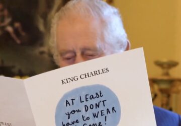 Rei Charles lê cartão desejando boa saúde depois de revelar diagnóstico de câncer quebrando o padrão de privacidade da família real