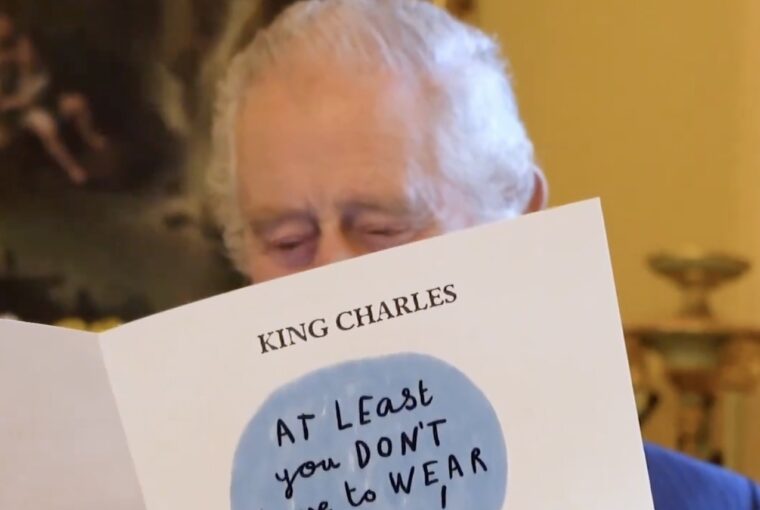 Rei Charles lê cartão desejando boa saúde depois de revelar diagnóstico de câncer quebrando o padrão de privacidade da família real