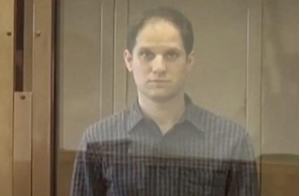Evan Gershkovich, repórter americano, em uma cabine envidraçada em um tribunal de Moscou