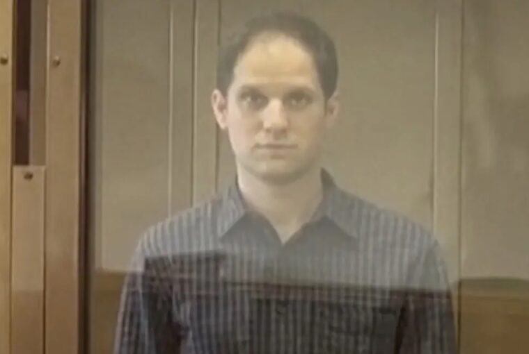 Evan Gershkovich, repórter americano, em uma cabine envidraçada em um tribunal de Moscou