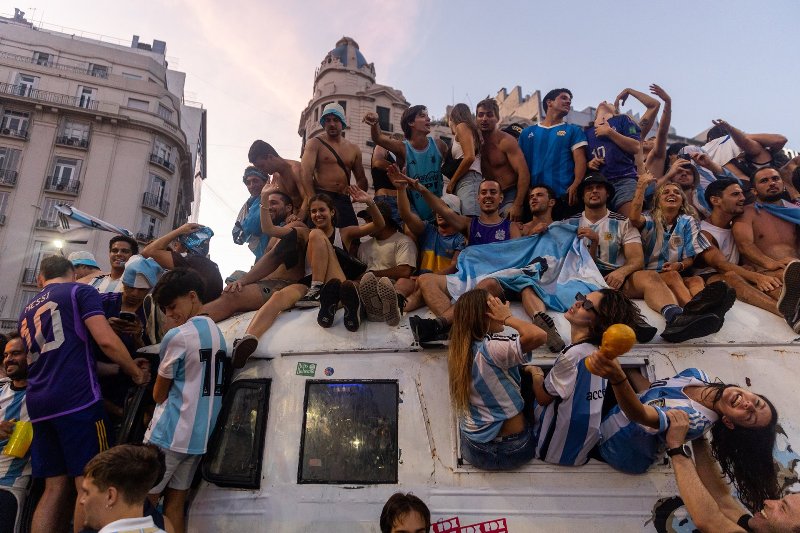torcedores em cima de carro Argentina concurso prêmio de fotojornalismo WPP