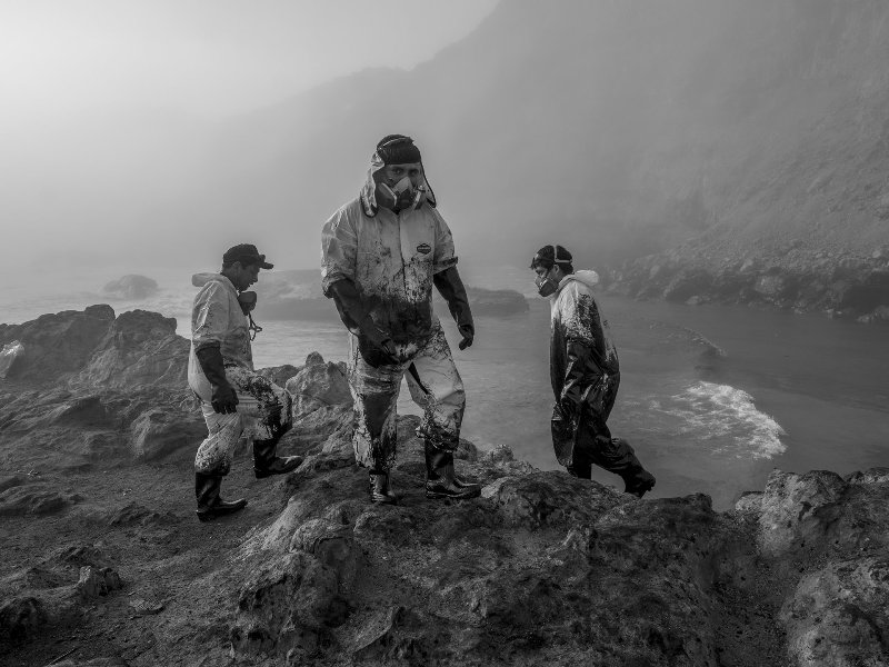 homens derramamento de óleo Lima Peru concurso prêmio fotojornalismo WPP