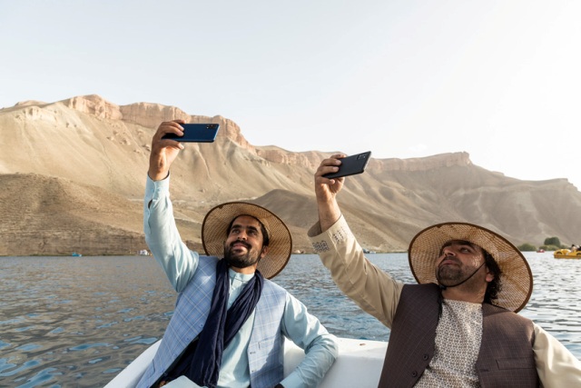 turista tirando selfie passeio barco foto de guerra concurso fotografia Sony Award