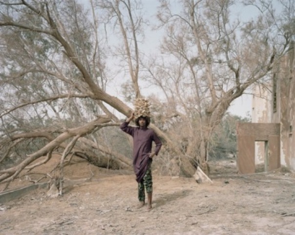 homem em local abandonado Libia fotos de guerra concurso fotografia Sony Awards