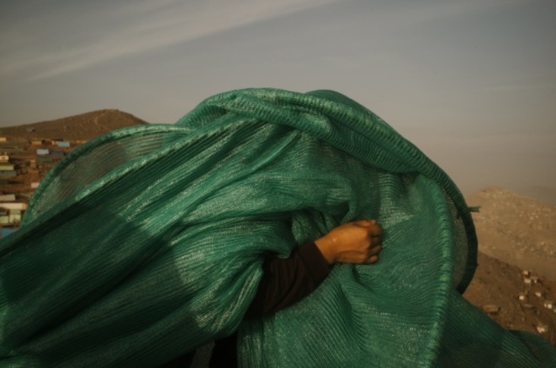 mulher carregando rede de neblina fotografia mudança climática concurso de fotografia Sony Awards