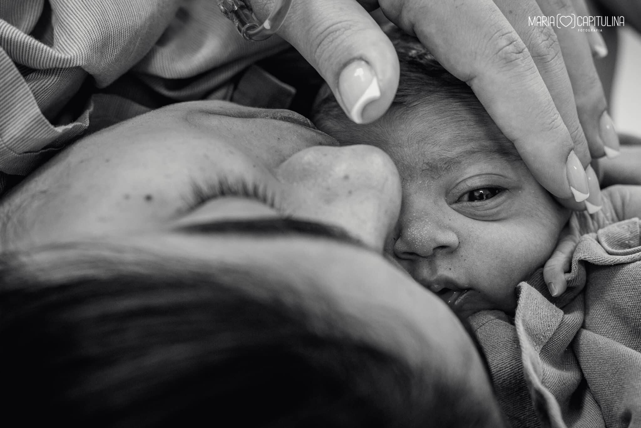 mãe abraçando bebê fotos de parto nascimento