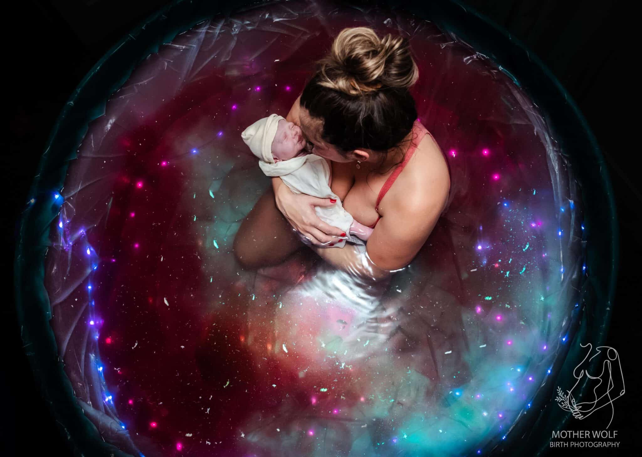 mãe e bebê na banheira fotos de parto nascimento