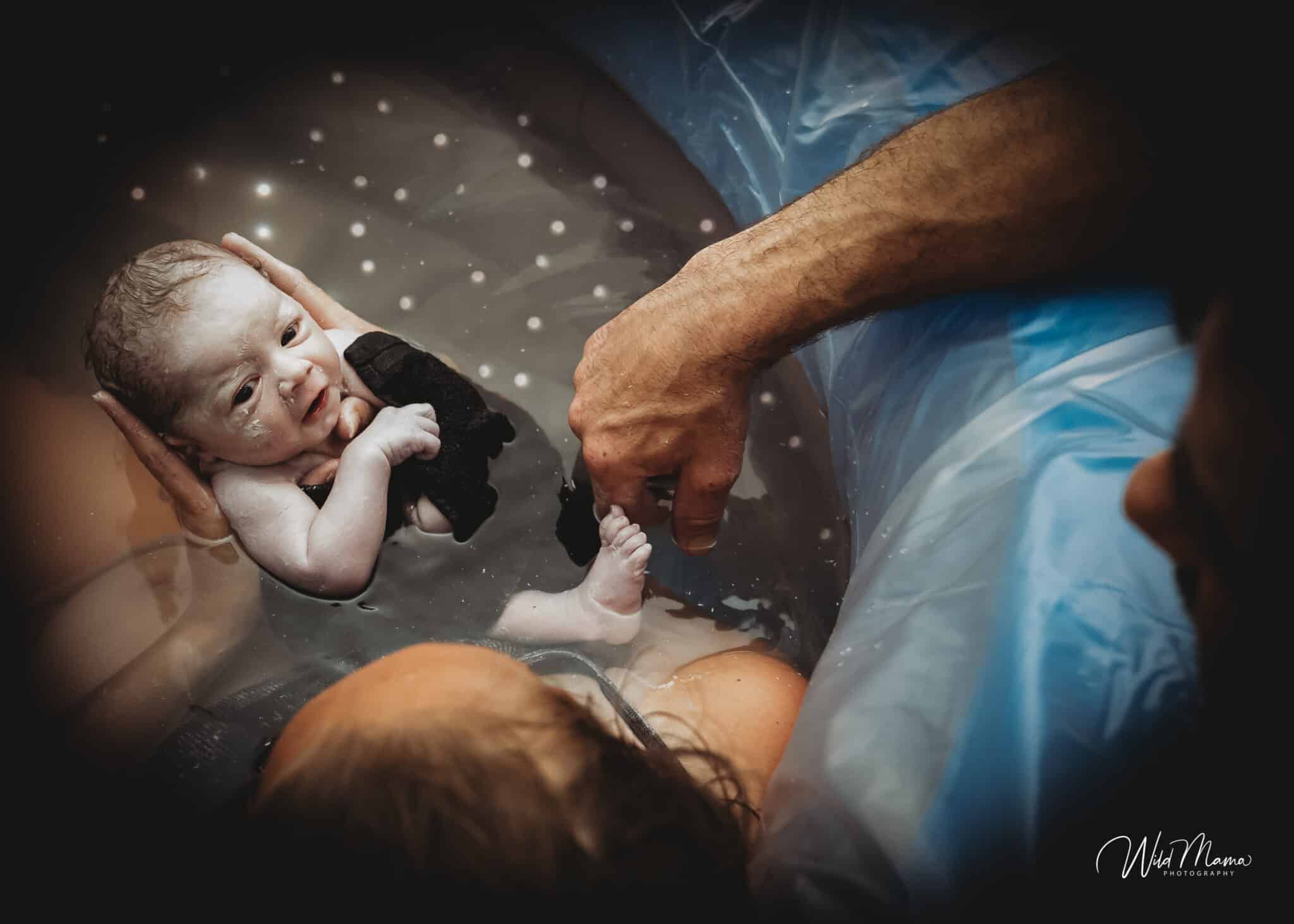 bebê nos braços da mãe fotos de parto nascimento
