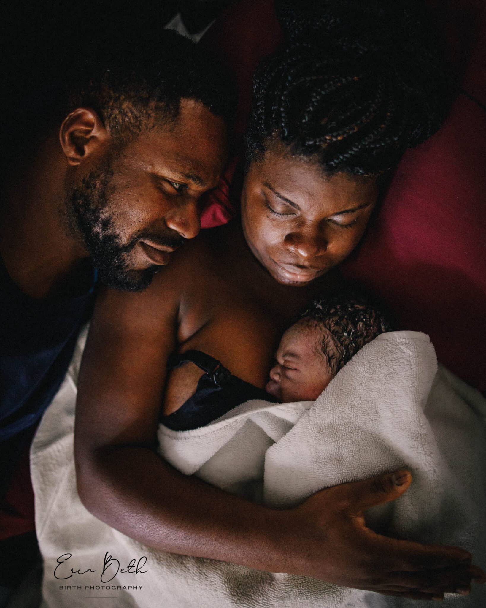 pai olhando para mãe e bebê fotos de parto nascimento