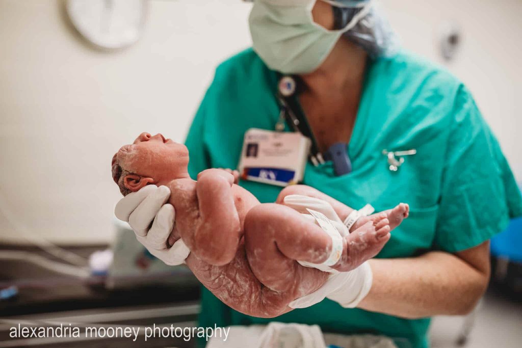 enfermeira segurando bebê fotos de parto nascimento