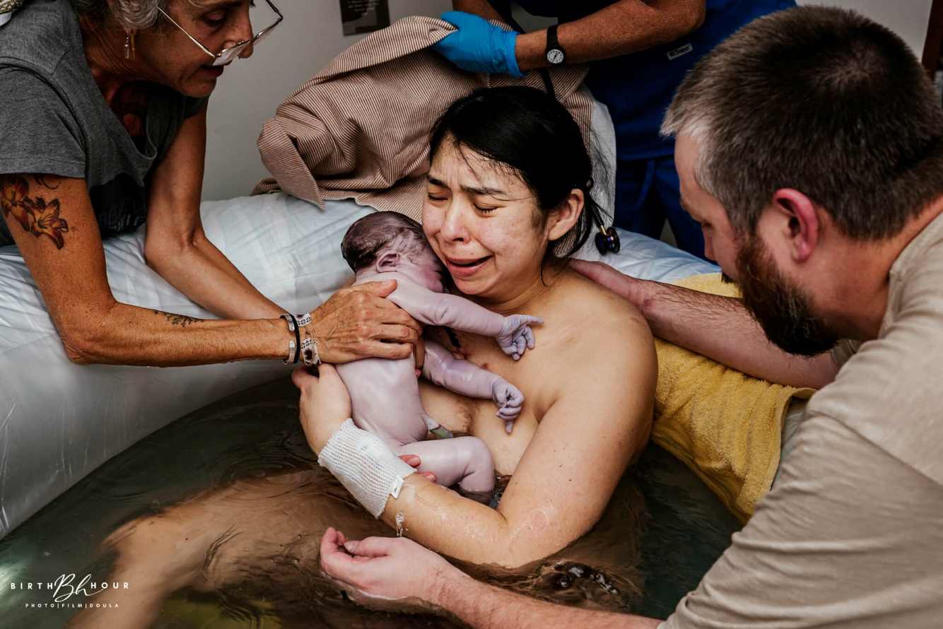 mãe pai bebê na banheira fotos de parto nascimento