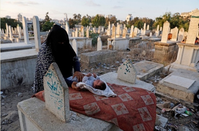 mãe com filho no cemitério Palestina fotos de guerra concurso de fotografia Sony Awards