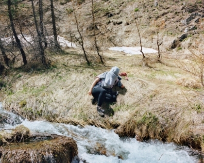 homen agachado no rio fotografia contemporânea Europa