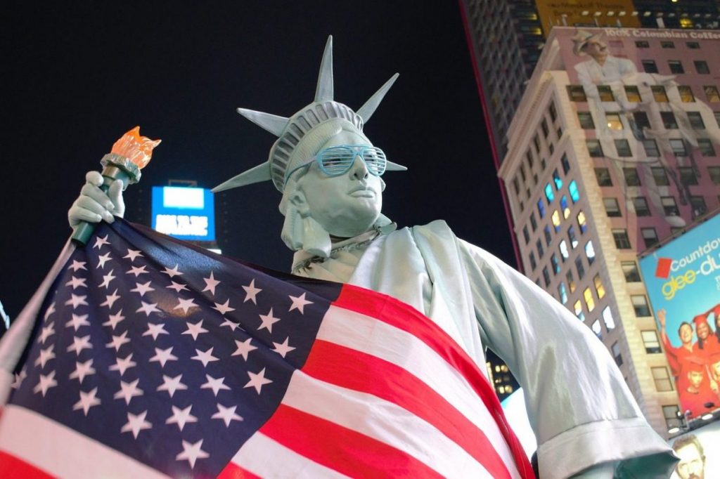Estátua da liberdade bandeira EUA influência soft power pesquisa YouGov