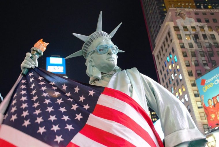 Estátua da liberdade bandeira EUA influência soft power pesquisa YouGov