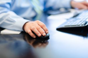 Homem mouse teclado estresse trabalho pesquisa estresse trabalho Suíça