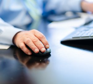 Homem mouse teclado estresse trabalho pesquisa estresse trabalho Suíça