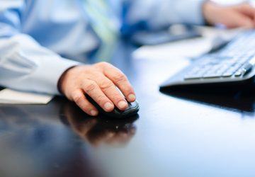 Homem mouse teclado estresse trabalho pesquisa estresse trabalho Suíça