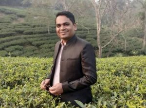 Homem de terno plantação perigo jornalismo ambiental Bangladesh